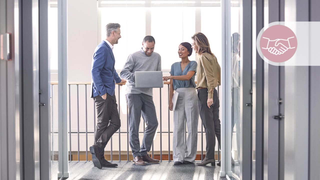 Een groep professionals discussiëren in een kantoorruimte