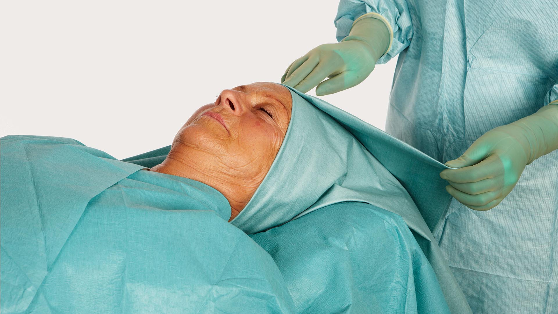 hoofd van een vrouwelijke patiënt bedekt met barrier kno afdeklaken
