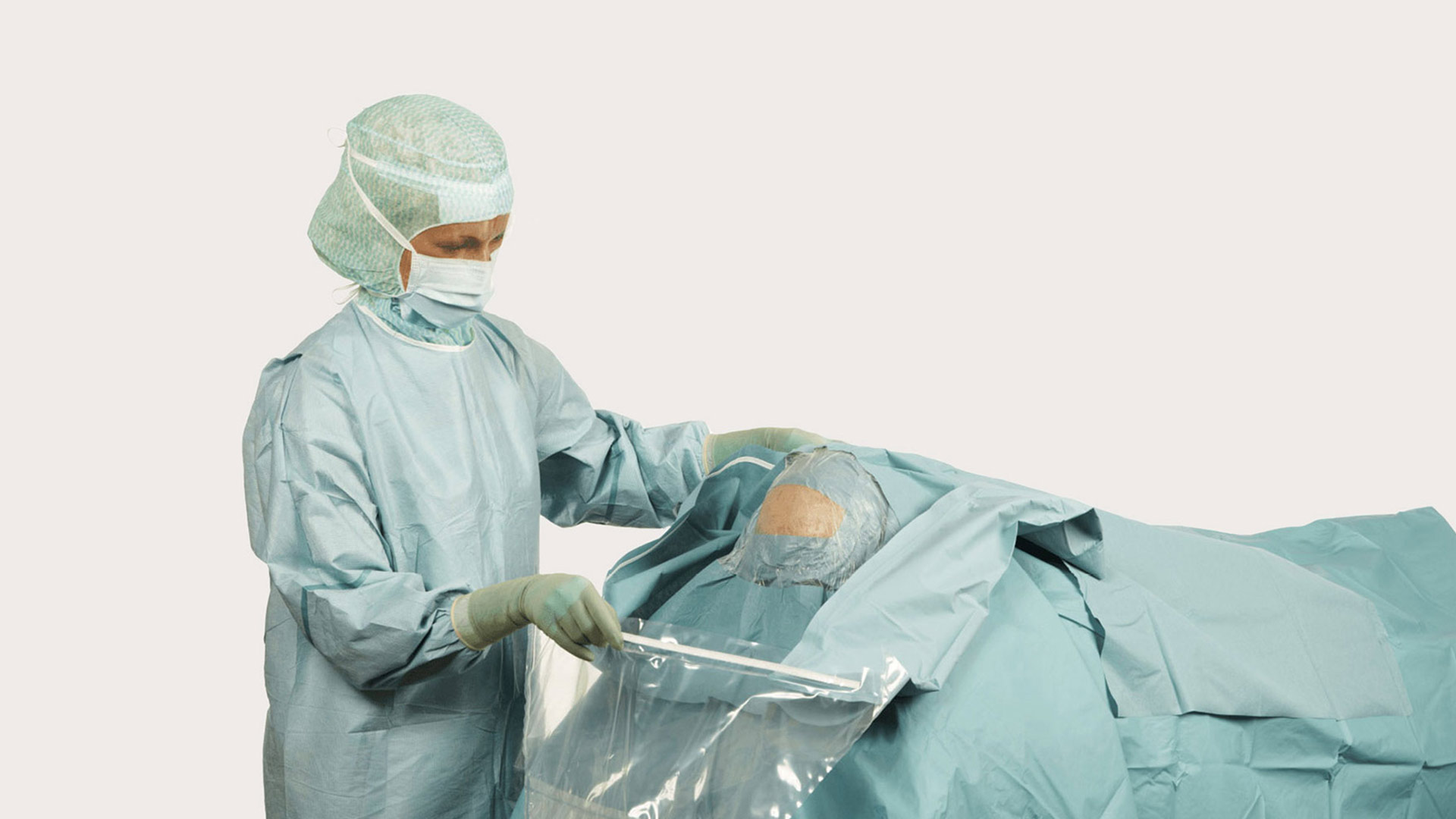 een vrouwelijke chirurg gebruikt een BARRIER Afdeklaken voor neurochirurgie