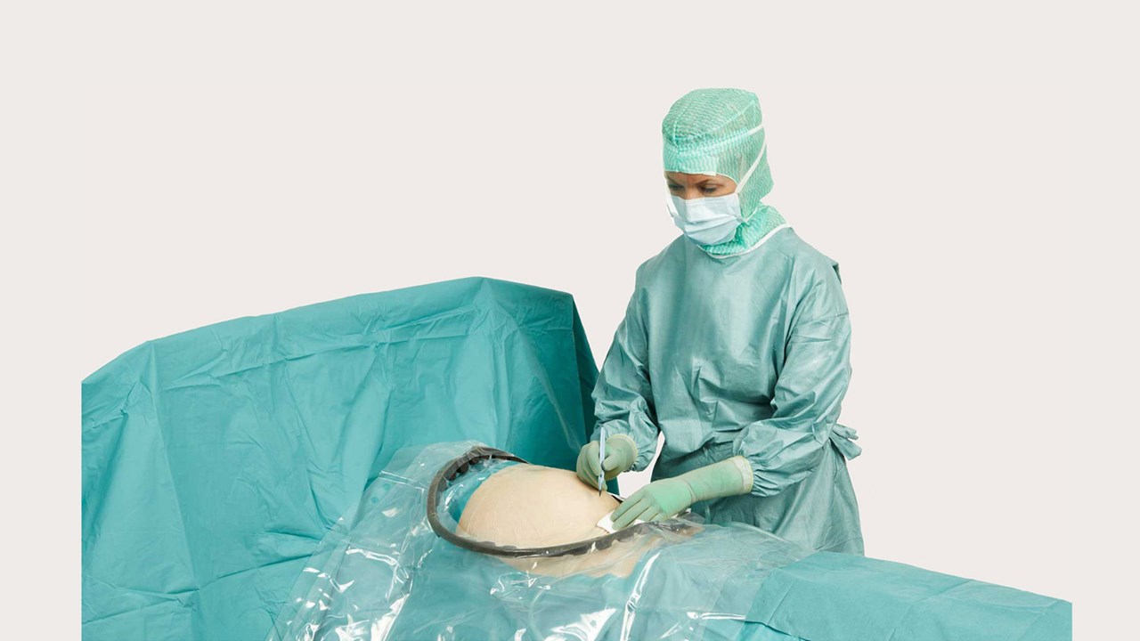 een vrouwelijke chirurg gebruikt een BARRIER® afdeklaken voor obstetrie