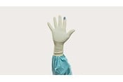 Hand met Biogel Skinsense Indicator Systeem handschoen