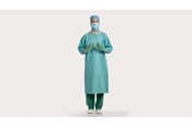 mannelijke arts die een BARRIER operatiejas draagt..