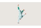 arts die een BARRIER operatiejas Fluid Protection Plus draagt, doet een handstand op water