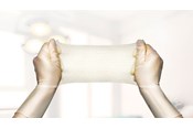 Exufiber wordt met twee handen gestrekt