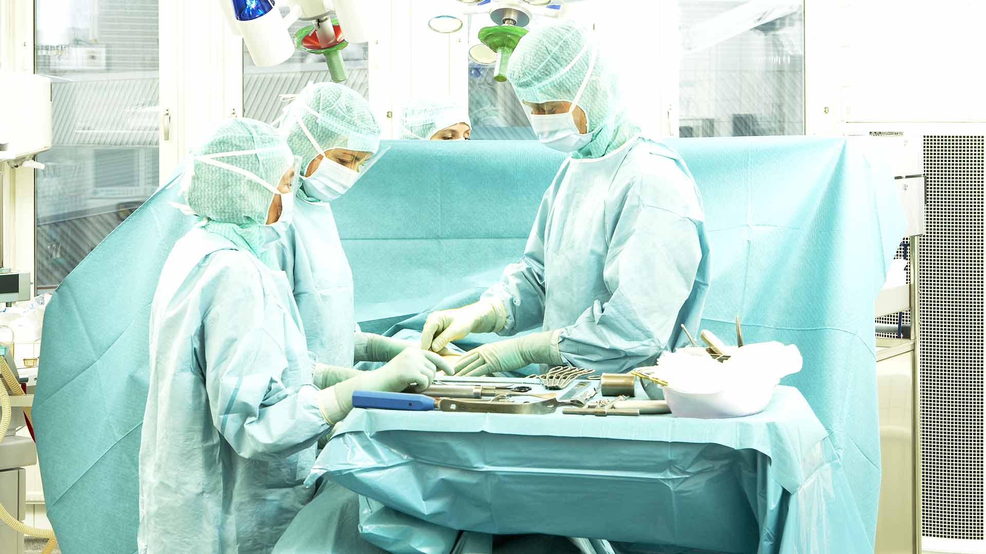 artsen in operatiekamer die chirurgische instrumenten voorbereiden
