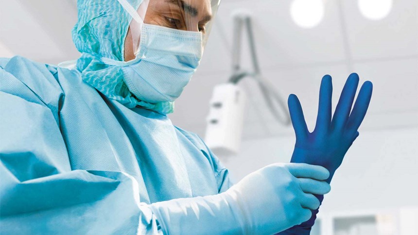 Chirurg die Biogel handschoenen met perforatie-indicatie draagt