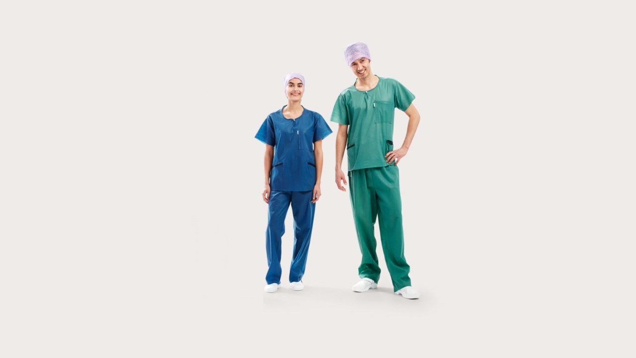 Drie artsen die BARRIER extra comfort omlooppakken dragen