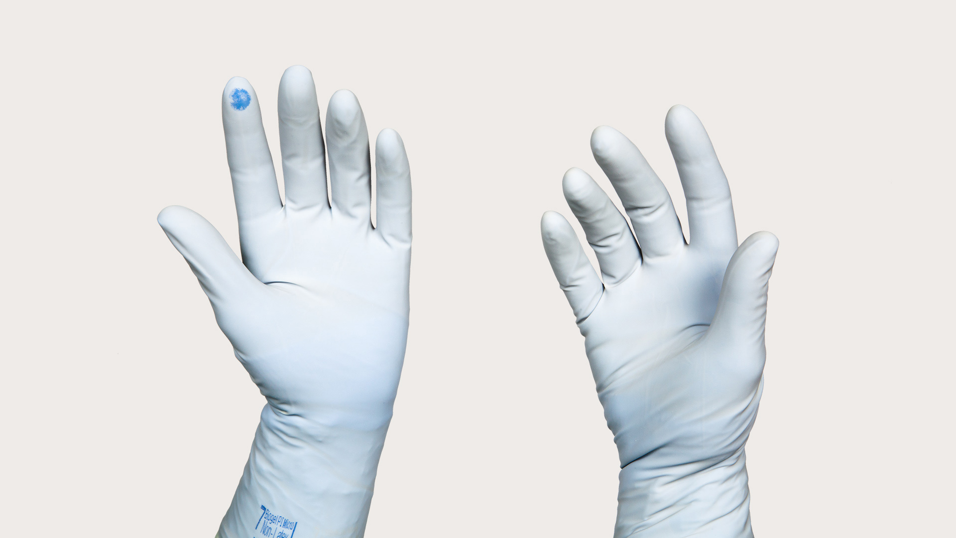 twee handen in handschoenen met Perforatie Indicator Systeem