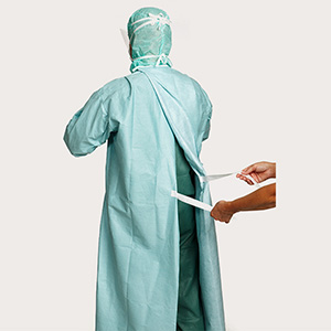 Professionele zorgverleners tonen stap 6 van het aantrekken van een operatiejas