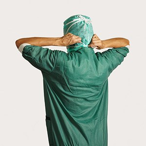 Stap 3 van de instructies medisch operatiemasker – met knooplinten