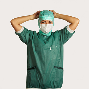 Stap 5 van de instructies medisch operatiemasker – met knooplinten