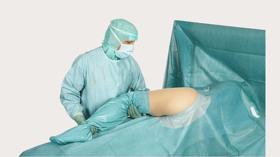 chirurgien utilisant un champ d'orthopédie BARRIER